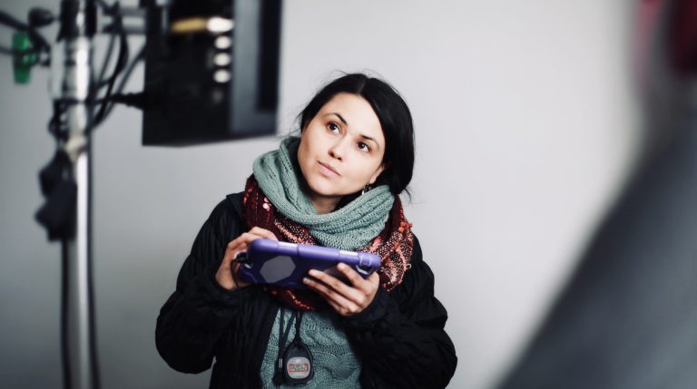 Consuelo Solar en Sala Nemesio: Los secretos de la chilena que trabajó en la cinta ganadora del Oscar “Ellas hablan”