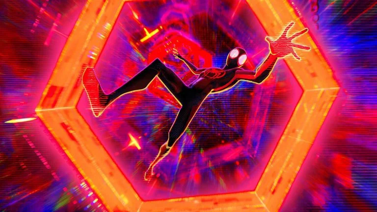“Spider-Man: Across the Spider-Verse” es aún mejor que la primera, aunque su doblaje con influencers le perjudique