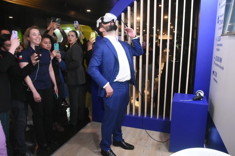 Presidente Gabriel Boric se sumerge en Realidad Virtual de Energía Eólica
