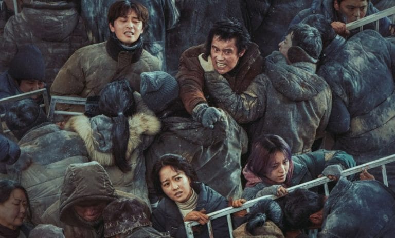 La aclamada cinta coreana “Sobrevivientes después del terremoto” (“Concrete Utopia”),  llega hoy a cines
