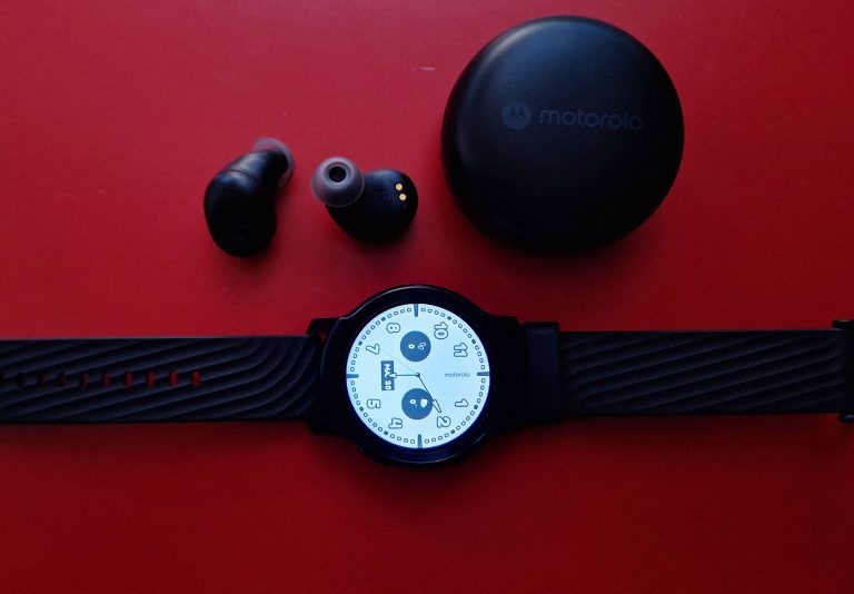 Reseña de los audífonos Moto Buds 250 y el reloj inteligente Moto Watch 100