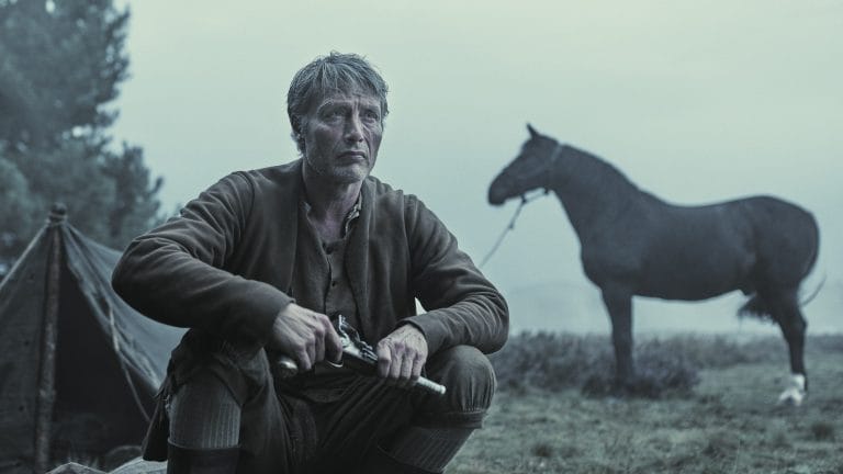 Mads Mikkelsen se luce en “El Bastardo”, cinta que llega a Chile este jueves 14