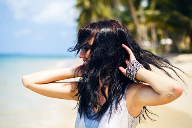 Tres pasos esenciales para recuperar el cabello dañado por el sol y el agua de mar  