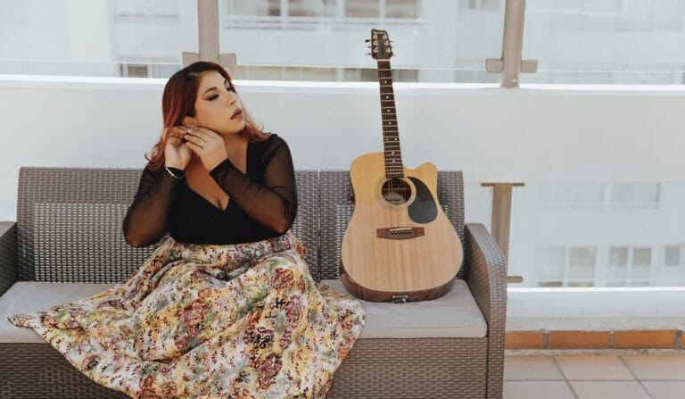La cantautora chilena Daniela Vivar lanza “Canción para ella”, su disco debut