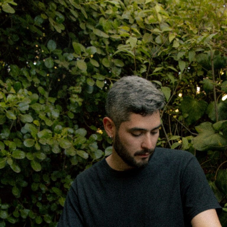 Jota Adler convierte la nostalgia en un nuevo comienzo con “DESARMA”