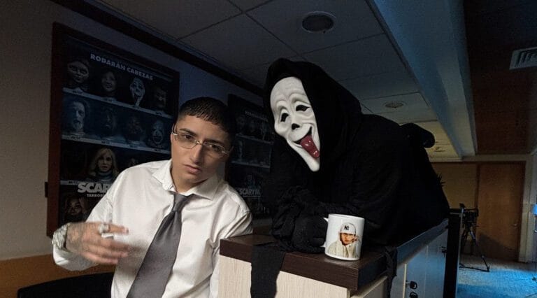 El cantante chileno Sinaka protagoniza un divertido contenido inspirado en “Scary Movie”