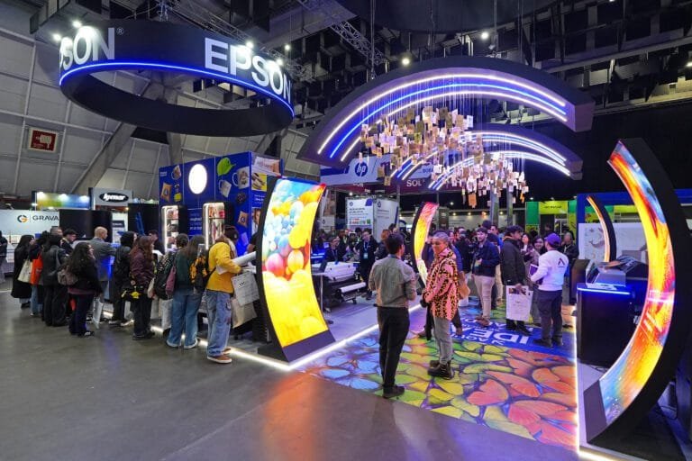 De la creatividad a la producción industrial: Epson mostró el potencial de la impresión digital en Print Santiago 2026