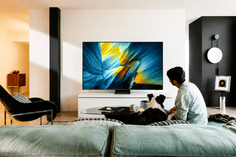 Desde carreras de autos hasta una romcom: cómo Mini LED transforma el streaming en casa